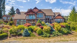 3943/3941 Marine Dr Royston, BC V0R 2V0