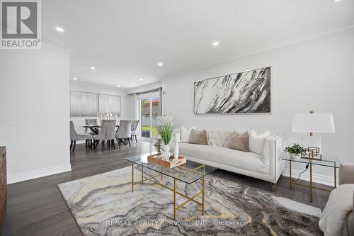 7493 Netherwood Road, Mississauga, ON - Indoor Photo Showing Living Room