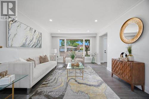 7493 Netherwood Road, Mississauga, ON - Indoor Photo Showing Living Room