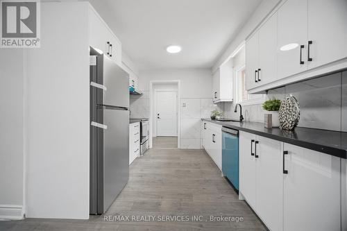 7493 Netherwood Road, Mississauga, ON - Indoor Photo Showing Kitchen