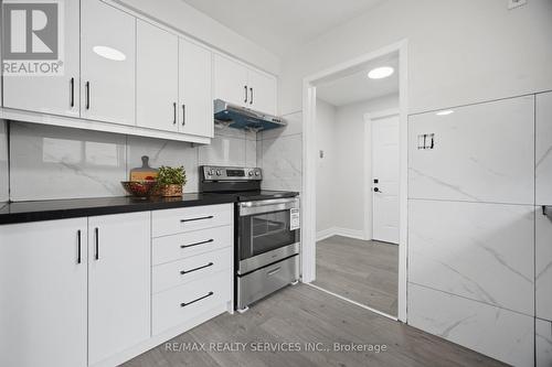 7493 Netherwood Road, Mississauga, ON - Indoor Photo Showing Kitchen