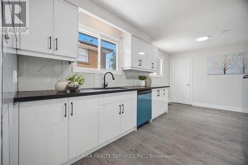 7493 Netherwood Road, Mississauga, ON - Indoor Photo Showing Kitchen