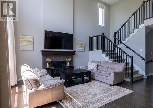 305 Oxer Place, Ottawa, ON - Indoor Photo Showing Living Room