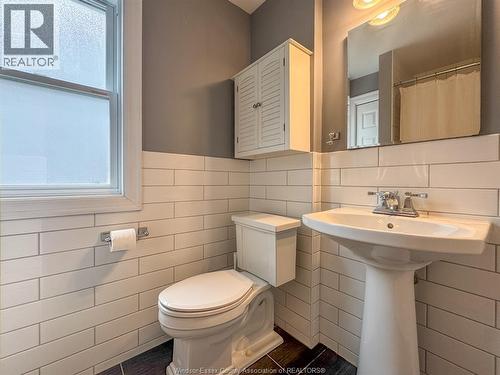 1111 Elsmere, Windsor, ON - Indoor Photo Showing Bathroom