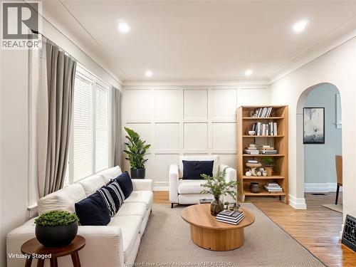 1111 Elsmere, Windsor, ON - Indoor Photo Showing Living Room