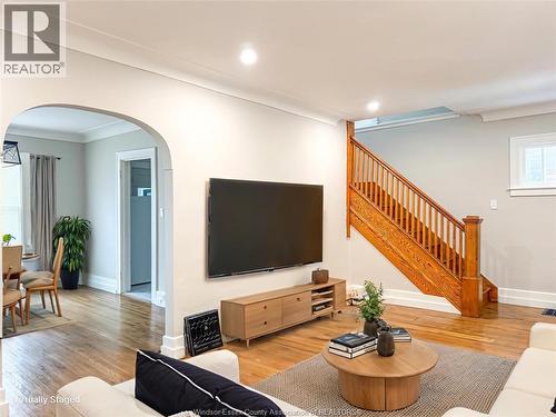 1111 Elsmere, Windsor, ON - Indoor Photo Showing Living Room
