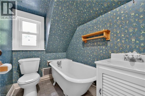 4 Forsyth Avenue N, Hamilton, ON - Indoor Photo Showing Bathroom