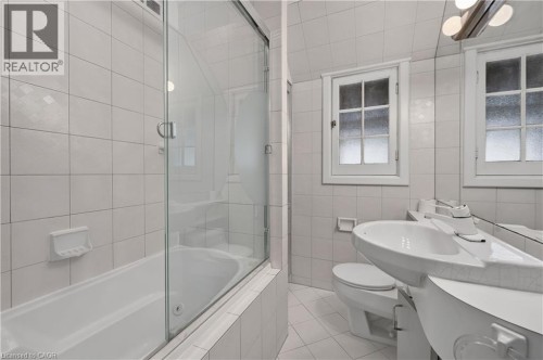 4 Forsyth Avenue N, Hamilton, ON - Indoor Photo Showing Bathroom