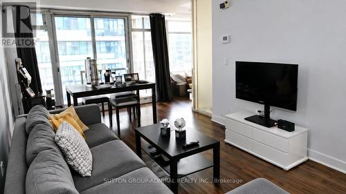 3210 - 2191 Yonge Street, Toronto, ON - Indoor Photo Showing Living Room
