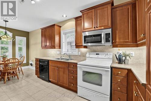 13 Renaissance Point, New Tecumseth, ON - Indoor Photo Showing Kitchen With Double Sink