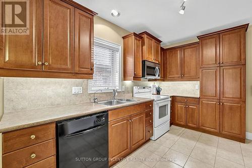 13 Renaissance Point, New Tecumseth, ON - Indoor Photo Showing Kitchen With Double Sink