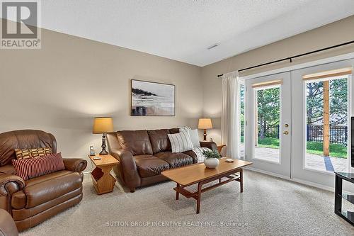 13 Renaissance Point, New Tecumseth, ON - Indoor Photo Showing Living Room