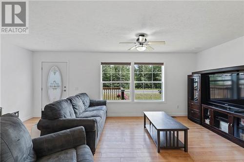 124 Yocom Drive, Espanola, ON - Indoor Photo Showing Living Room