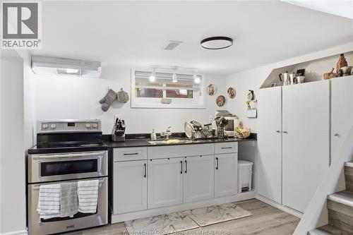 372 Lincoln Road Unit# 2, Windsor, ON - Indoor Photo Showing Kitchen