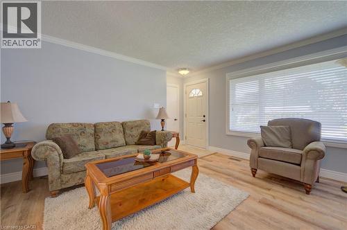 Recessed entryway with a decorative glass door - 251 Union Street E, Waterloo, ON - Indoor Photo Showing Living Room