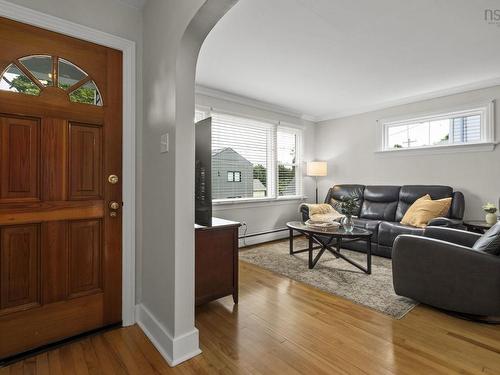 99 Thistle Street, Dartmouth, NS - Indoor Photo Showing Living Room