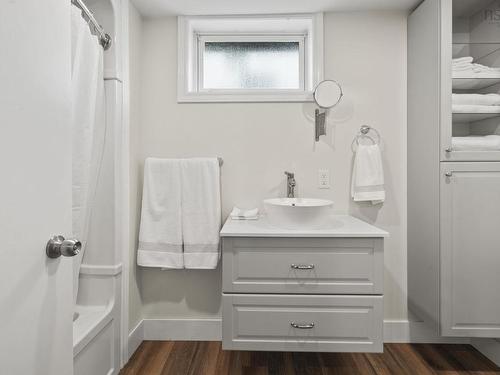 99 Thistle Street, Dartmouth, NS - Indoor Photo Showing Bathroom