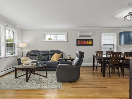 99 Thistle Street, Dartmouth, NS - Indoor Photo Showing Living Room