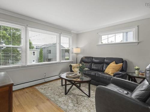 99 Thistle Street, Dartmouth, NS - Indoor Photo Showing Living Room
