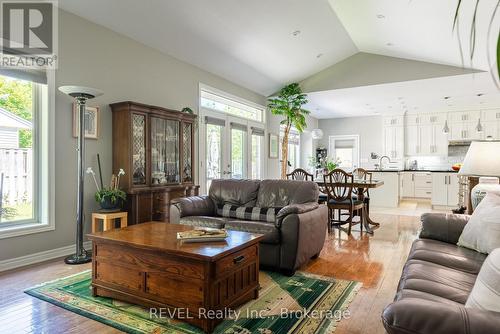 Vaulted living and dining area - 1 - 139 Glendale Avenue, St. Catharines (Glendale/Glenridge), ON - Indoor Photo Showing Living Room