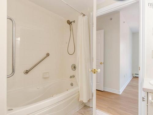 802 99 Waterfront Drive, Bedford, NS - Indoor Photo Showing Bathroom