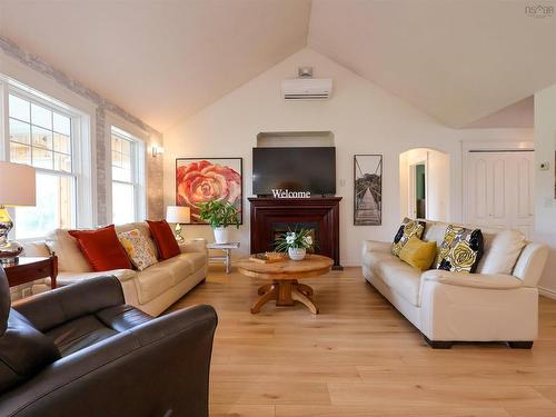 223 366 Highway, Tyndal Road, NS - Indoor Photo Showing Living Room