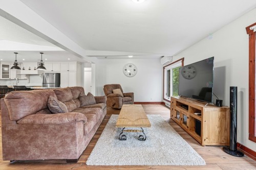 Salon - 61 Ch. Charron, L'Ange-Gardien, QC - Indoor Photo Showing Living Room