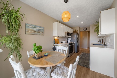 #310-9650 First St, Sidney, BC - Indoor Photo Showing Dining Room