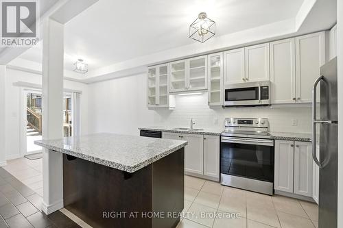 32 Rolling Lane, Hamilton, ON - Indoor Photo Showing Kitchen With Upgraded Kitchen