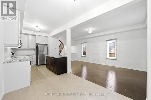 32 Rolling Lane, Hamilton, ON - Indoor Photo Showing Kitchen