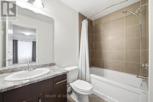 32 Rolling Lane, Hamilton, ON - Indoor Photo Showing Bathroom