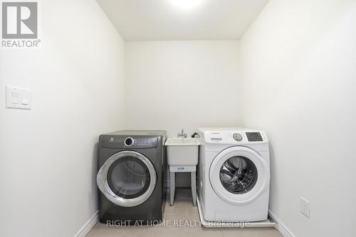 32 Rolling Lane, Hamilton, ON - Indoor Photo Showing Laundry Room