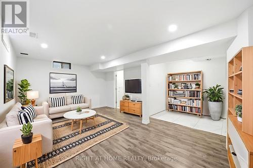32 Rolling Lane, Hamilton, ON - Indoor Photo Showing Living Room