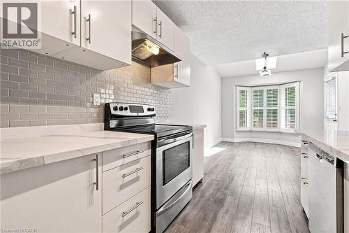 1 Perthshire Court, Hamilton, ON - Indoor Photo Showing Kitchen With Upgraded Kitchen
