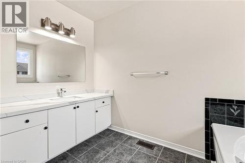 1 Perthshire Court, Hamilton, ON - Indoor Photo Showing Bathroom