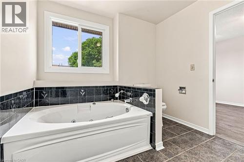 1 Perthshire Court, Hamilton, ON - Indoor Photo Showing Bathroom