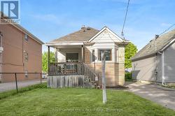 121 CROMWELL AVENUE  Oshawa (Vanier), ON L1J 4T5