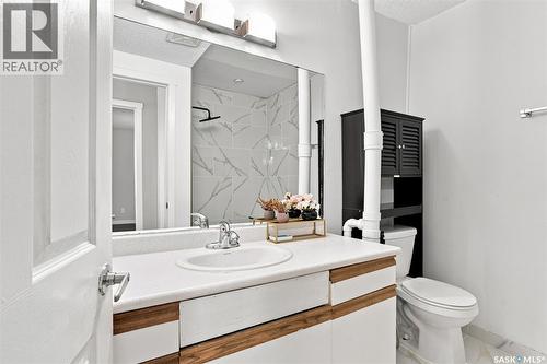 1539 B Avenue N, Saskatoon, SK - Indoor Photo Showing Bathroom