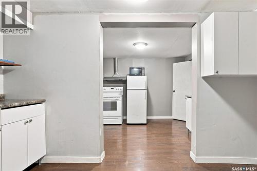1539 B Avenue N, Saskatoon, SK - Indoor Photo Showing Kitchen