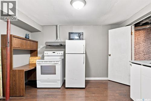 1539 B Avenue N, Saskatoon, SK - Indoor Photo Showing Kitchen