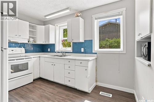 1539 B Avenue N, Saskatoon, SK - Indoor Photo Showing Kitchen With Double Sink