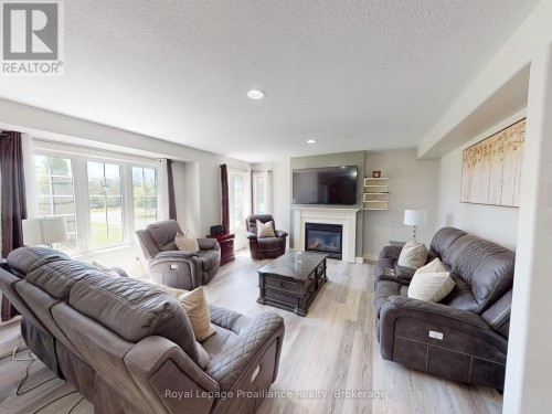 75 Milligan Drive, Tyendinaga (Tyendinaga Township), ON - Indoor Photo Showing Living Room With Fireplace