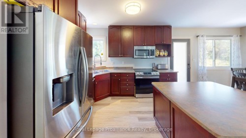 75 Milligan Drive, Tyendinaga (Tyendinaga Township), ON - Indoor Photo Showing Kitchen With Double Sink