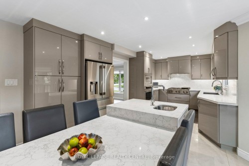 4480 Haydock Park Drive, Mississauga, ON - Indoor Photo Showing Kitchen With Upgraded Kitchen