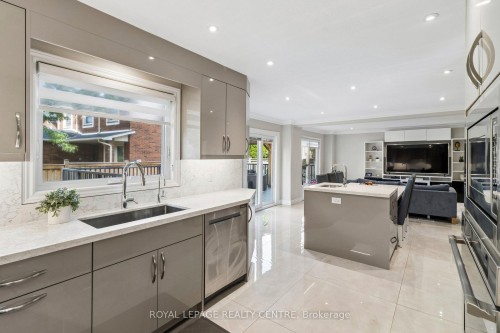 4480 Haydock Park Drive, Mississauga, ON - Indoor Photo Showing Kitchen With Upgraded Kitchen