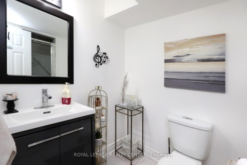 598 Pilcom Court, Mississauga, ON - Indoor Photo Showing Bathroom