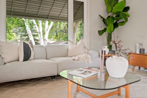 17 Templar Drive, Toronto, ON - Indoor Photo Showing Living Room