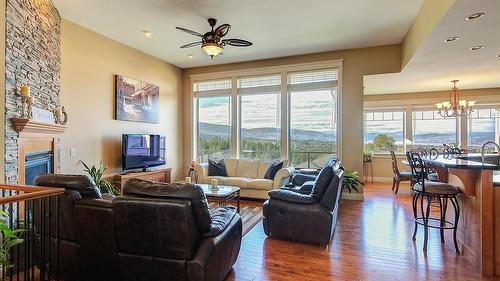 1095 Hume Avenue, Kelowna, BC - Indoor Photo Showing Living Room With Fireplace