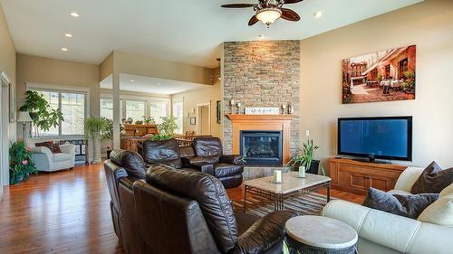 1095 Hume Avenue, Kelowna, BC - Indoor Photo Showing Living Room With Fireplace