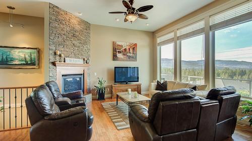 1095 Hume Avenue, Kelowna, BC - Indoor Photo Showing Living Room With Fireplace